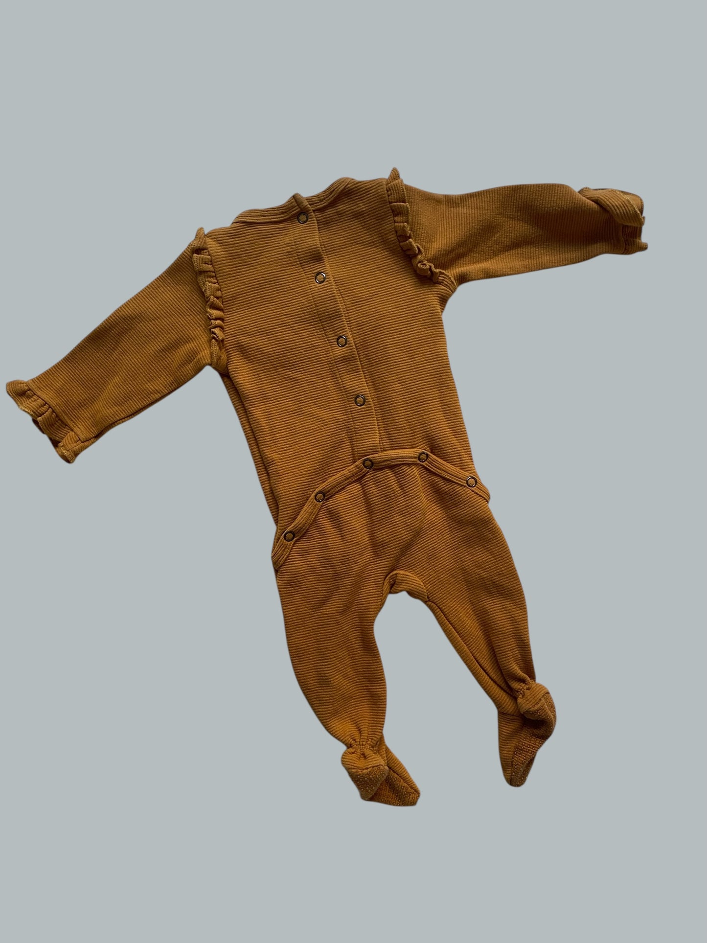 Organic cotton footed ochre sleeper 0-3m | L'oved Baby