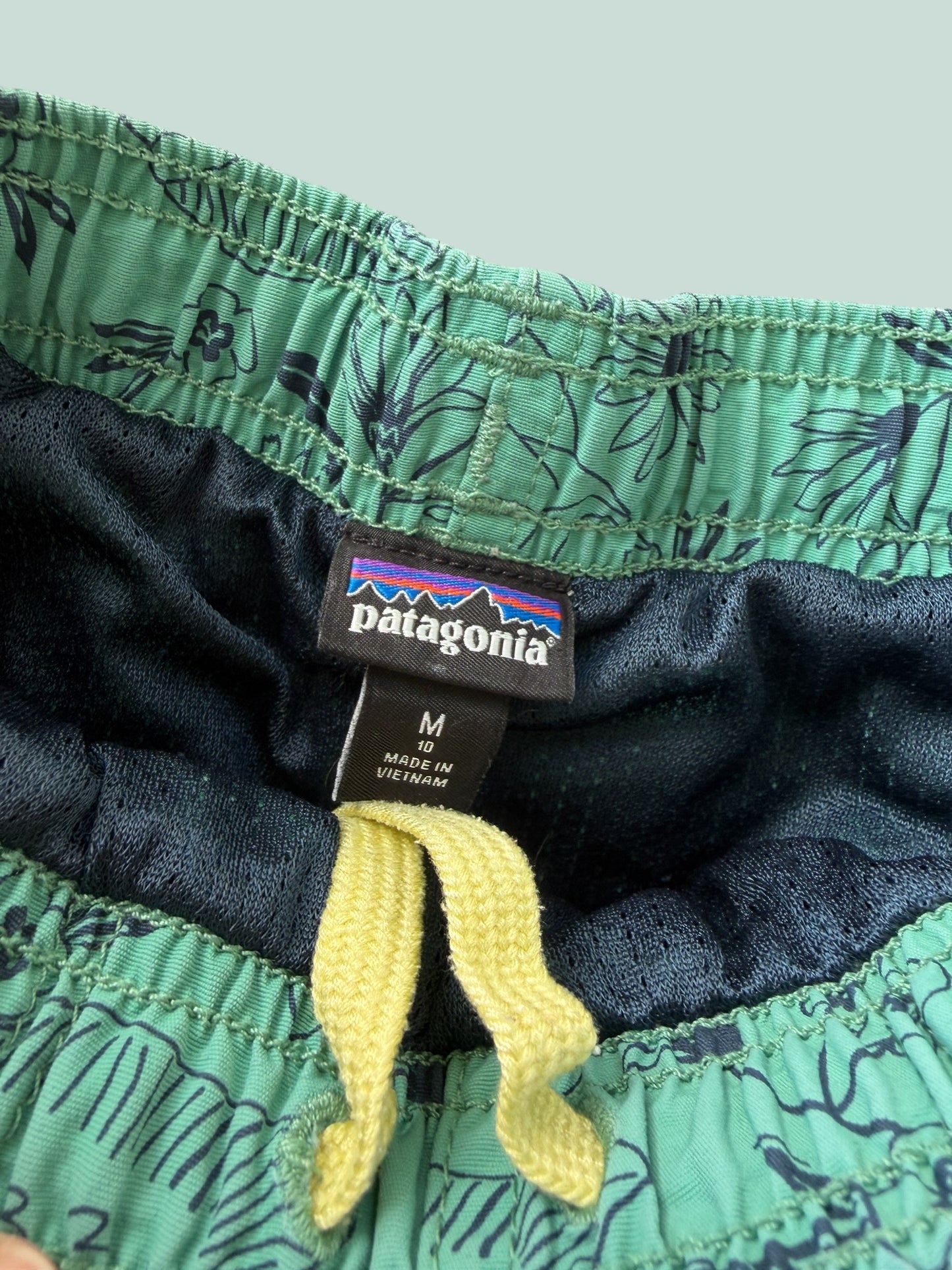 Green patterned and lined baggie shorts 10Y | Patagonia