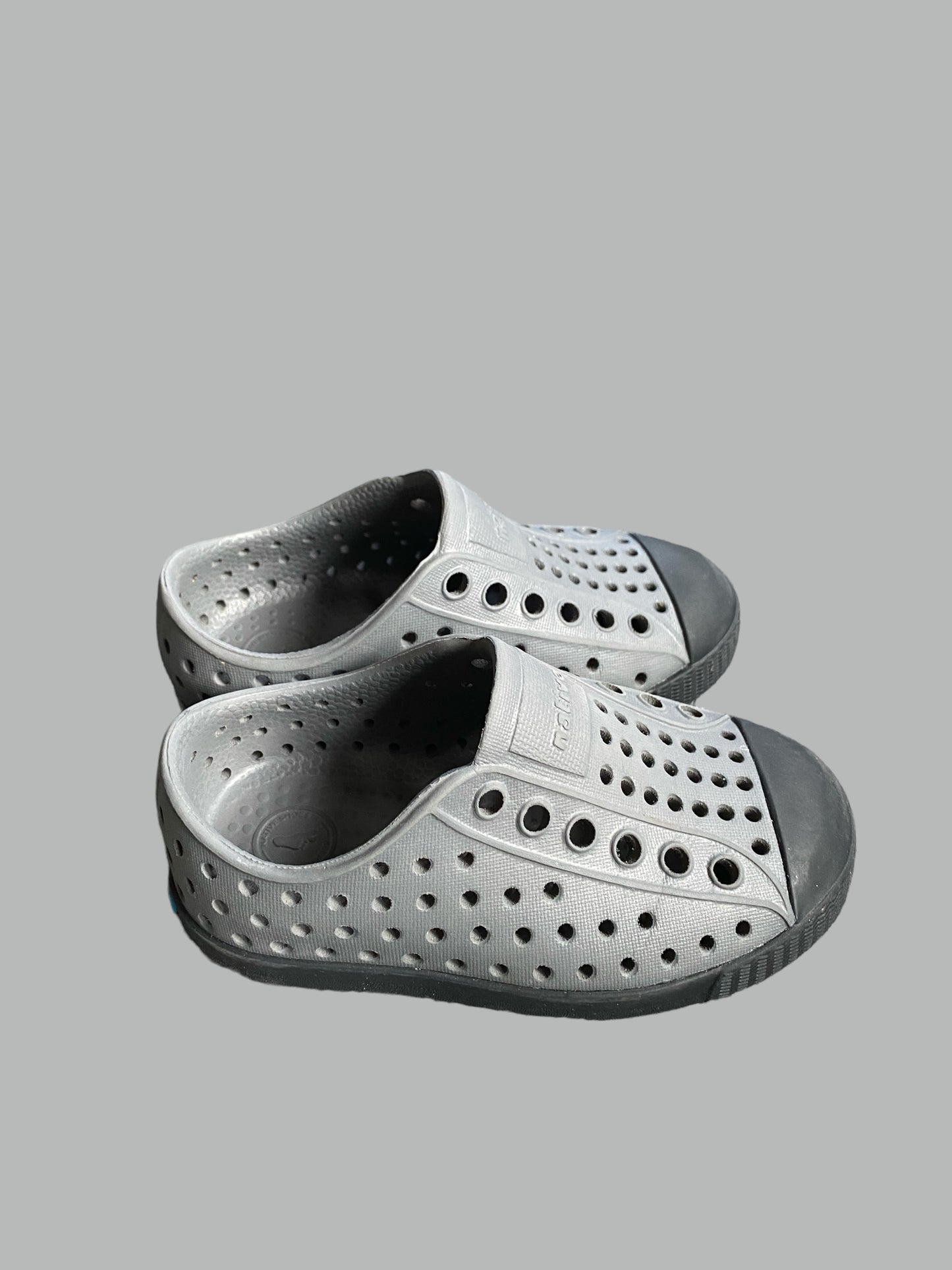 Grey Jefferson sandals 6 US  Little Kid| Native