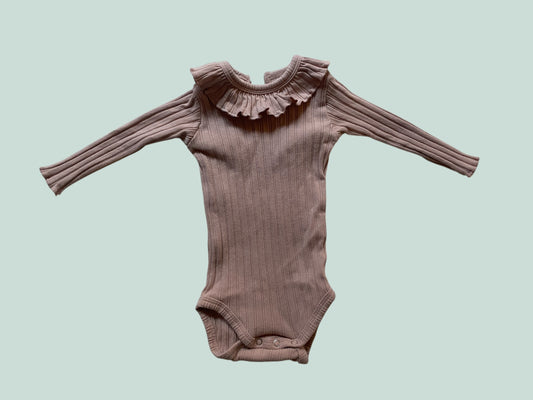 Organic cotton onesie with ruffled collar 0-3m | Rylee + Cru