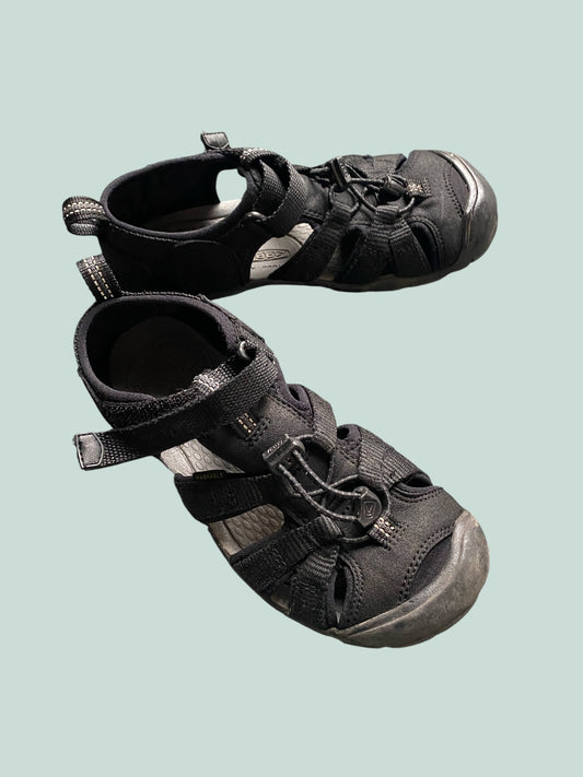 Black velcro sandals 2 US Big Kids | Keen
