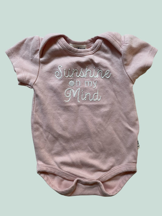 Organic cotton pink onesie "Sunshine on my mind" 6-9m | Rabbit + Bear