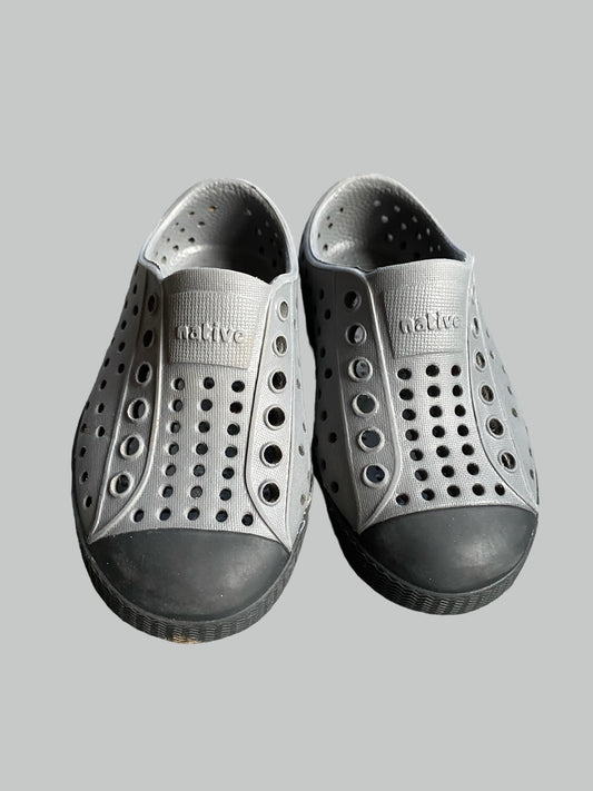 Grey Jefferson sandals 6 US  Little Kid| Native