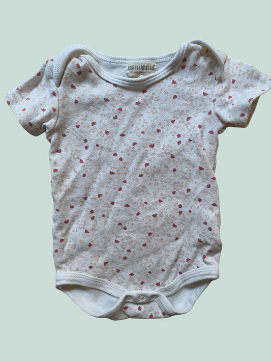 Organic cotton flower onesie 3-6m | Rabbit + Bear