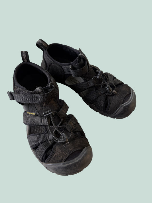 Black velcro sandals 2 US Big Kids | Keen