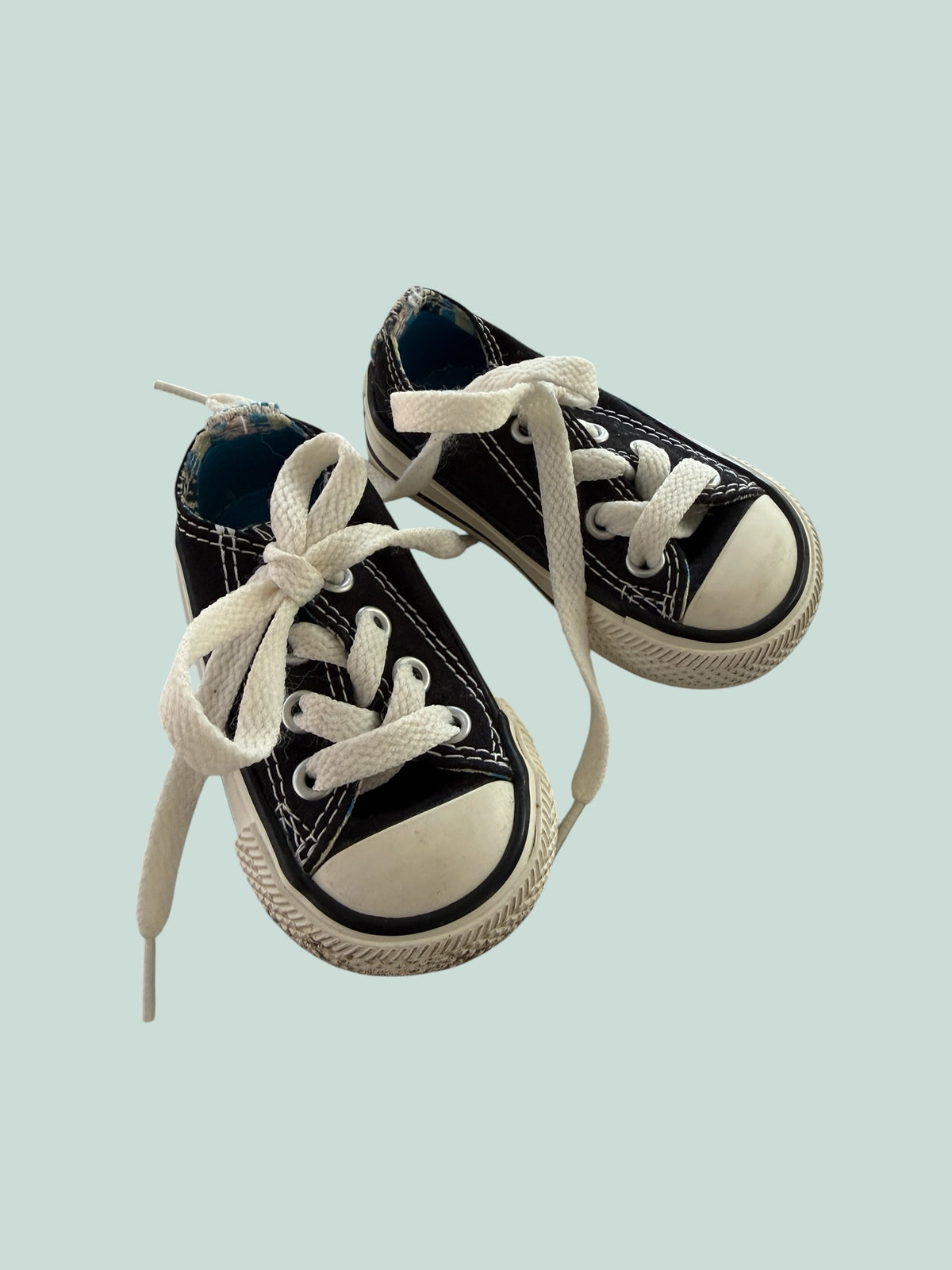 Black canvas sneakers 2US Little Kid